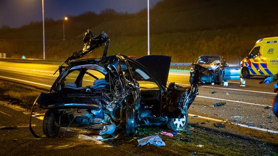 Twee zwaargewonden na ernstig ongeval A15. Twee zwaargewonden na ernstig ongeval A15.