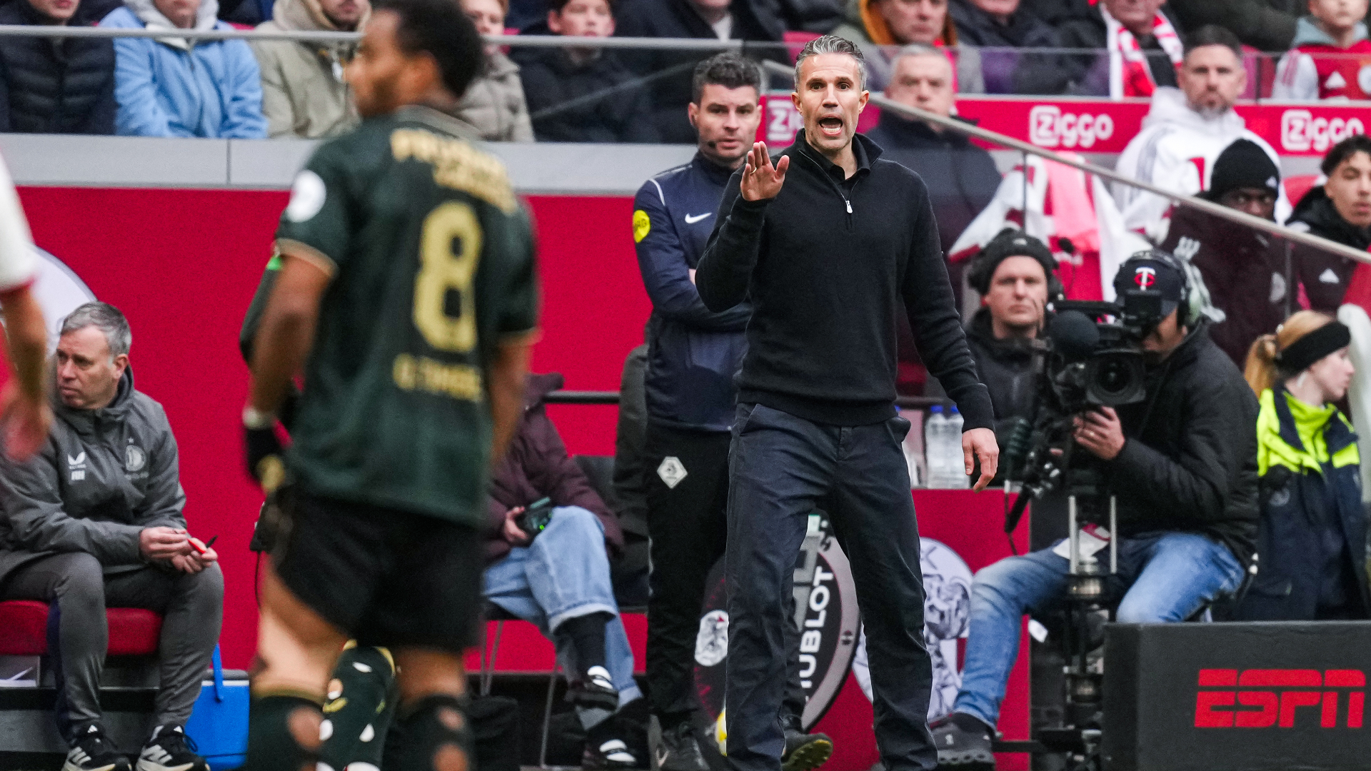 Robin van Persie is druk aan het coachen tijdens De Klassieker