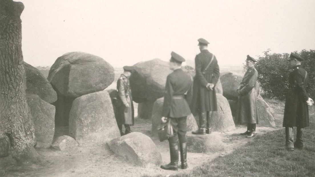 Leden van een knokploeg van de NSB nemen een kijkje bij het hunebed van Rolde (Rechten: Drents Archief)