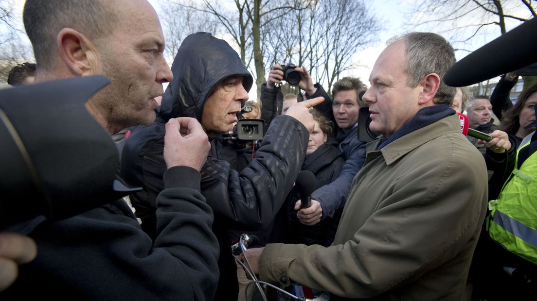 Burgemeester Henri Lenferink in gesprek met demonstranten over de verhuizing van pedoseksueel Benno L. naar Leiden