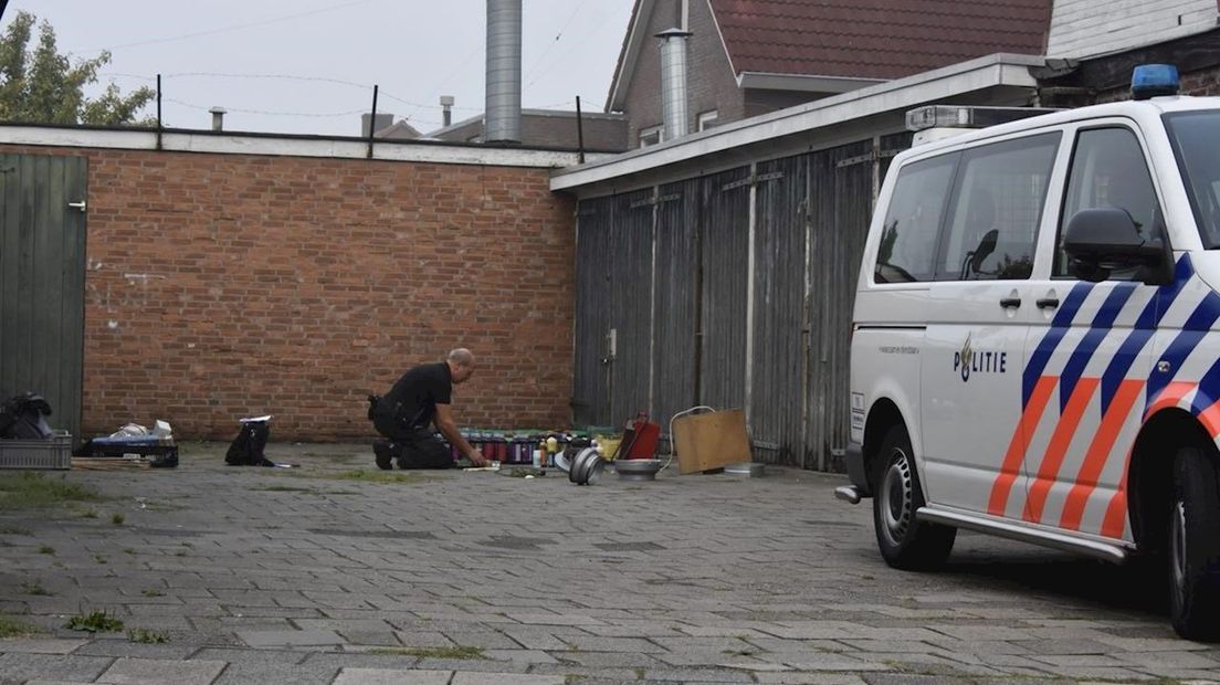 Medewerkers van verschillende instanties lopen in en uit om bewijsmateriaal veilig te stellen