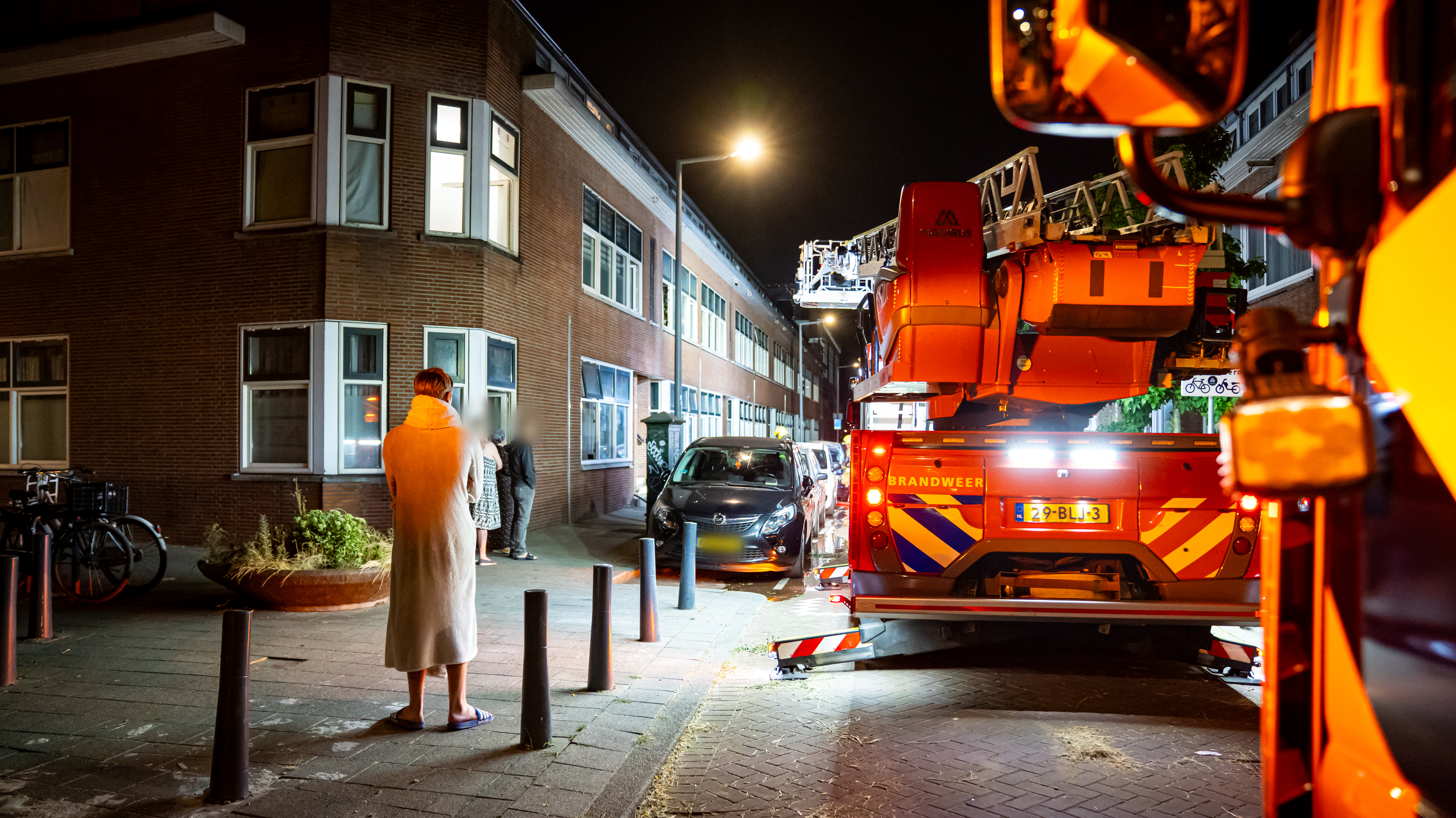 Meerdere mensen staan op straat na ontruiming