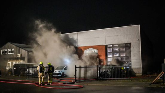 Hevige rook bij brand autobedrijf