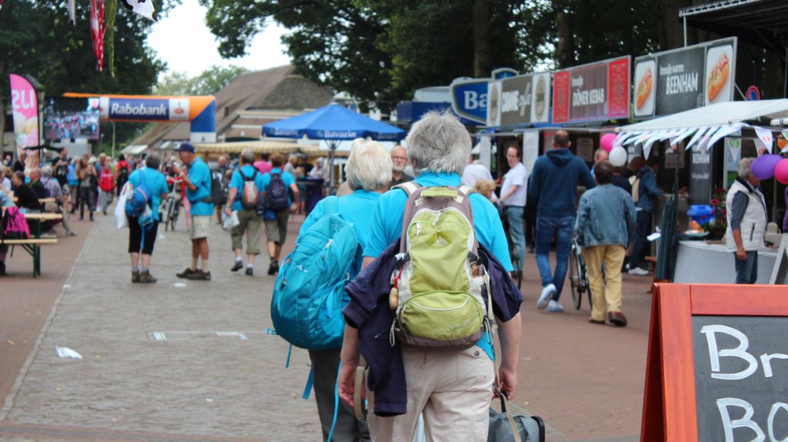 Wandelaars komen binnen (Rechten: Tamar de Vries / RTV Drenthe)