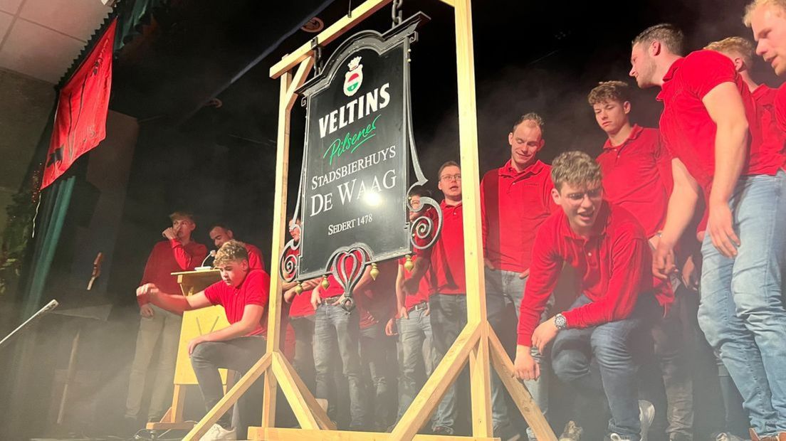 Oudejaarsvereniging steelt uithangbord van café in Doesburg