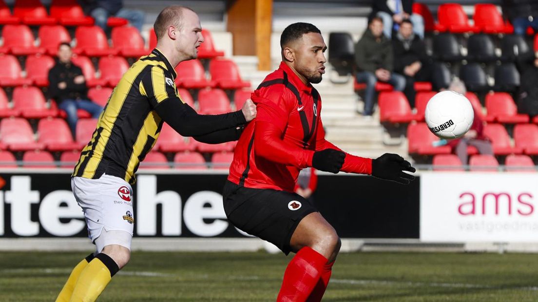 Rijnsburg-speler Hidde Prijs in duel met AFC'er Raily Ignacio