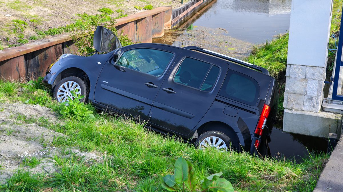Auto stort meter naar beneden en belandt in de sloot