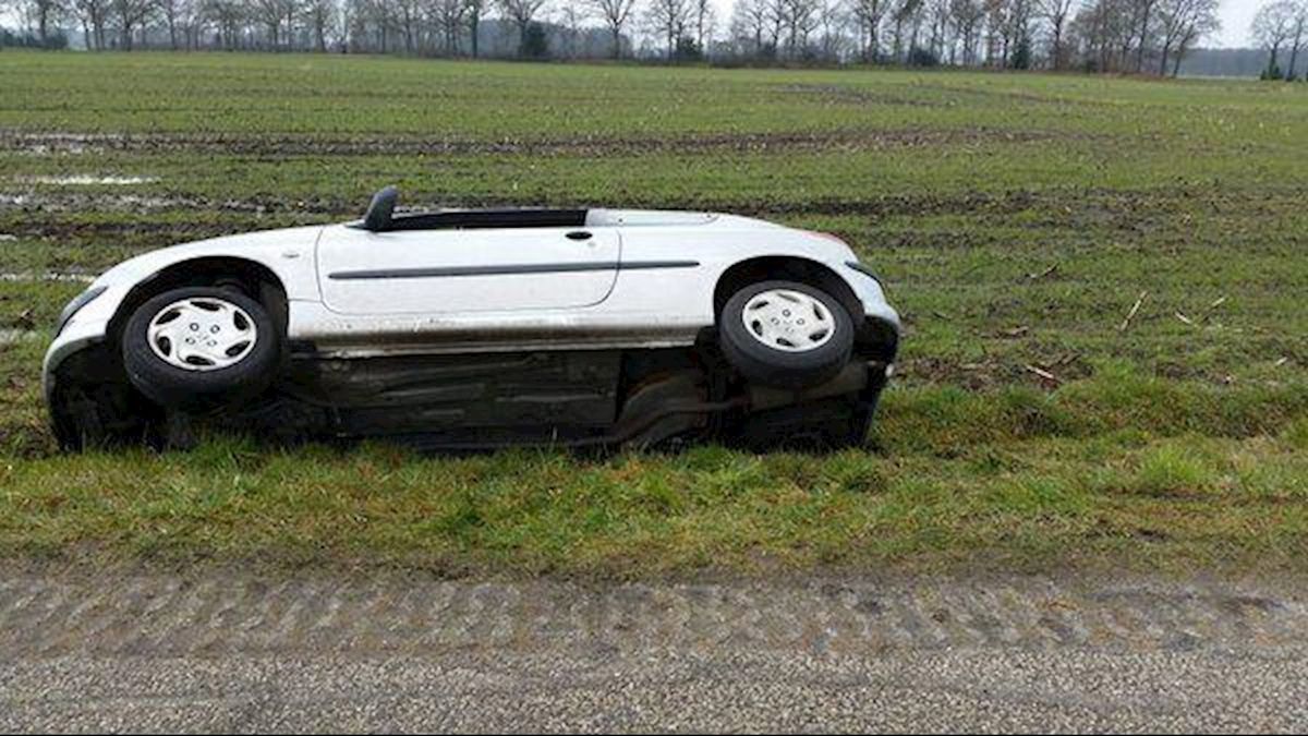 Auto belandt in greppel langs de weg in Fleringen