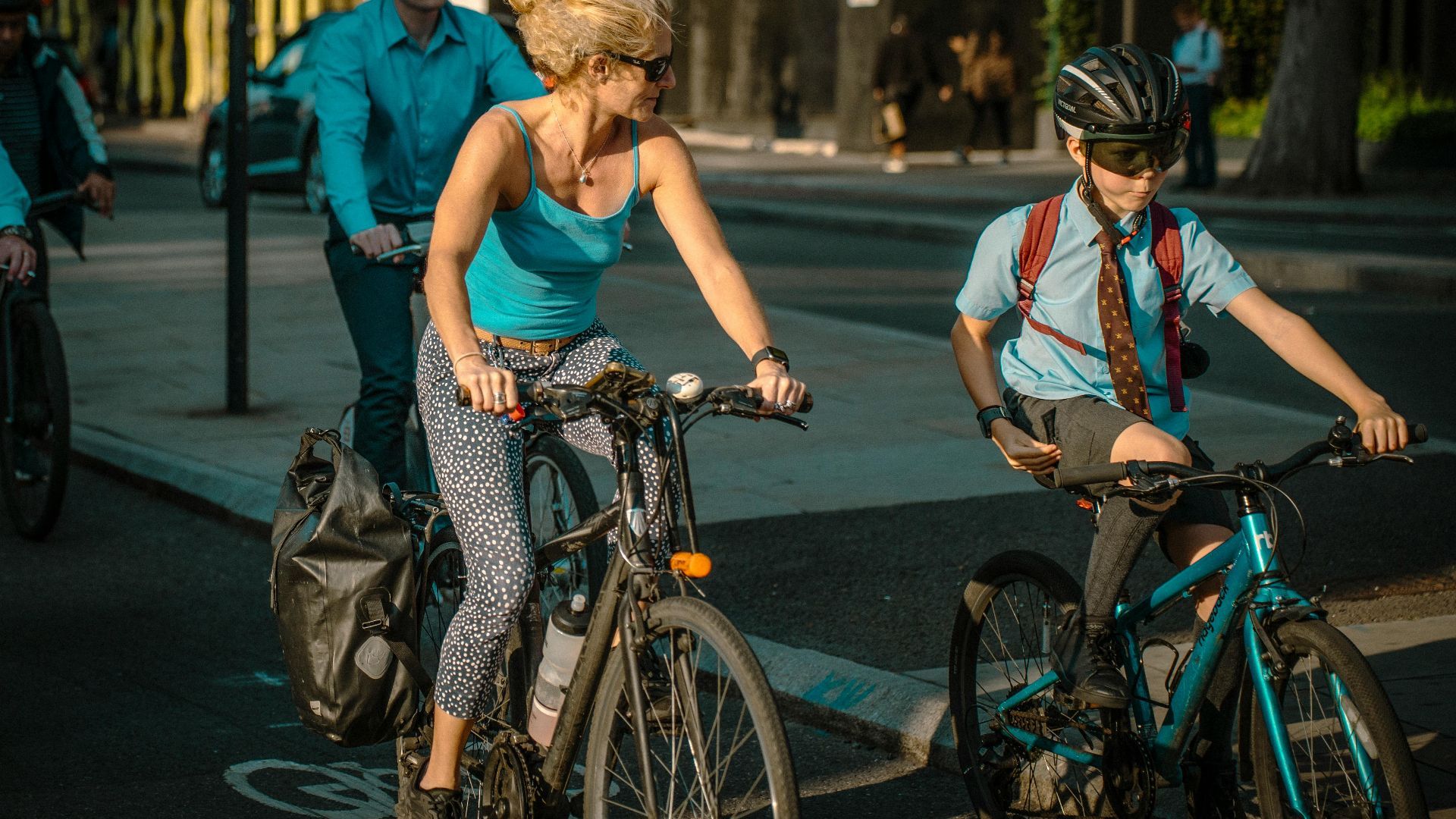 Ouder en kind fietsend naar school.