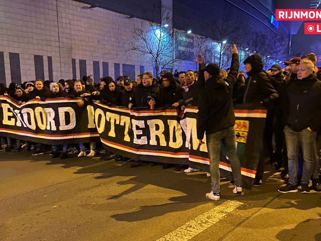 Het Legioen arriveert bij het stadion van Slavia Praag