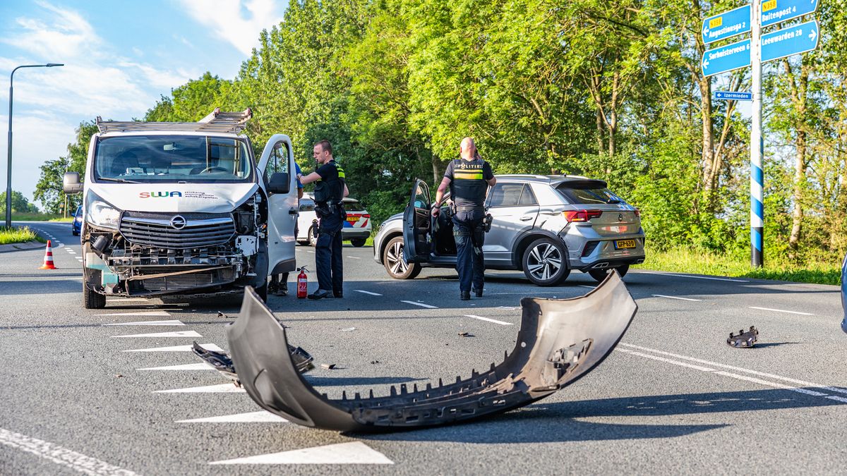 Botsing tussen twee auto's: verkeershinder op de N358 bij Augustinusga