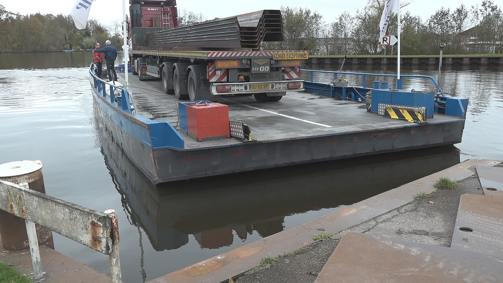 Vrachtwagens over de geïmproviseerde pont
