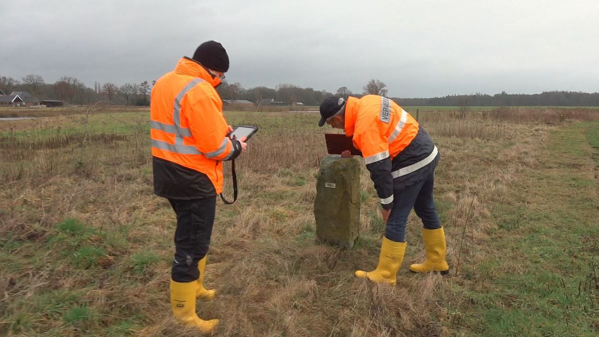 Heinz Kroschner en Bernd Finke controleren een grenssteen in Burlo.