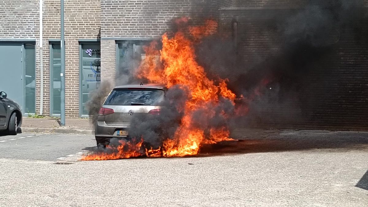 Auto brand volledig uit op parkeerplaats in Swalmen