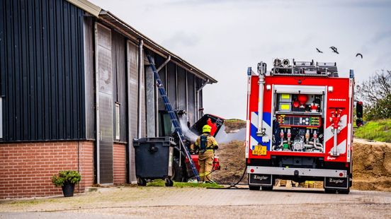 Landbouwmachine vat vlam • zwaarbewapende agenten bij 'drugslab'