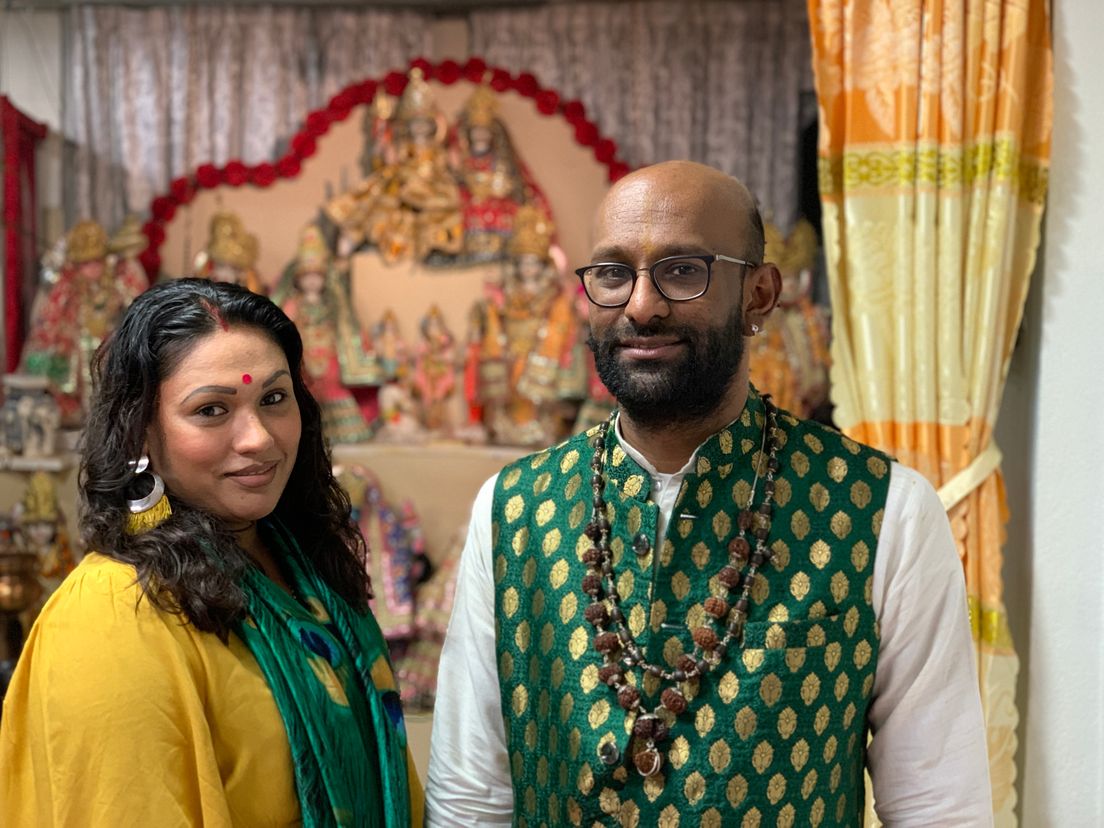 Priester Naresh Poeran met zijn vrouw Sunita