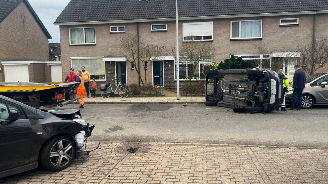 Auto op z'n kant bij aanrijding in Almelo.