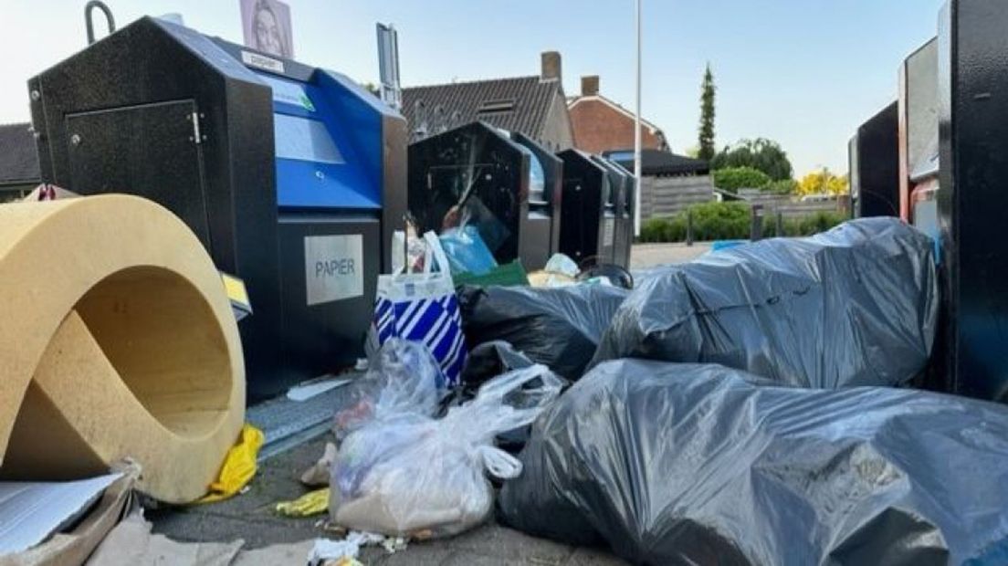 Afval naast containers in Doesburg