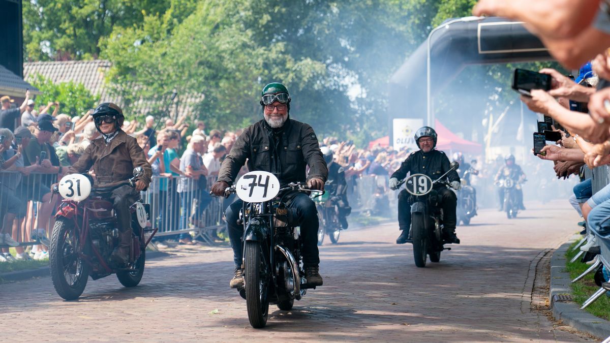 Tienduizenden bezoekers en honderden motoren bij TT-parade door Rolde