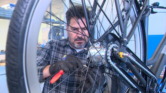 Asylum seekers and status holders in Leeuwarden trained as bicycle mechanics: "This makes you happy"