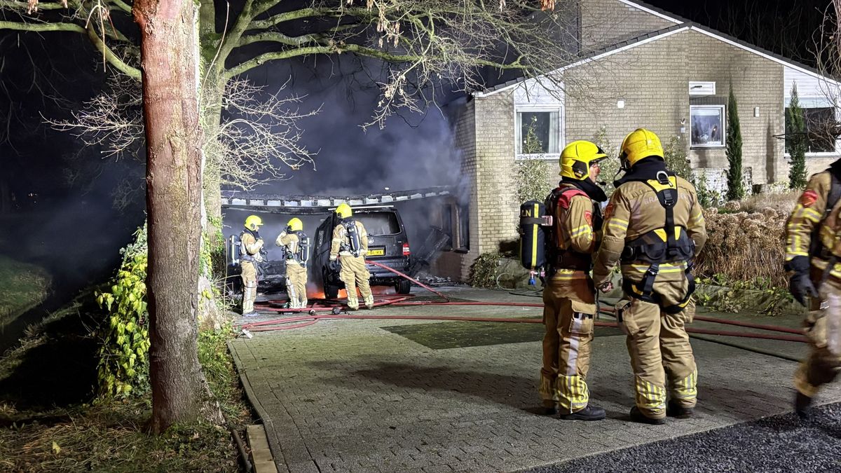 Twee mensen naar ziekenhuis na woningbrand Hout-Blerick