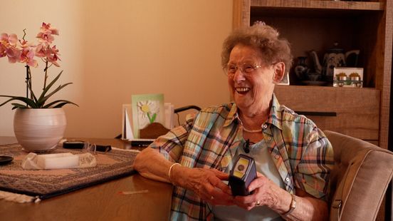 Willy (90) heeft een noodradio, maar weet niet hoe die werkt: 'Niet digitaal vaardig' Nieuws