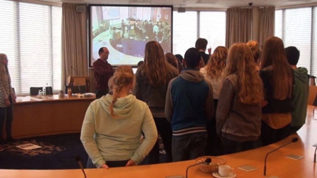 Maar liefst 500 leerlingen van het voortgezet onderwijs krijgen deze dagen in Nijkerk een lesje politiek.