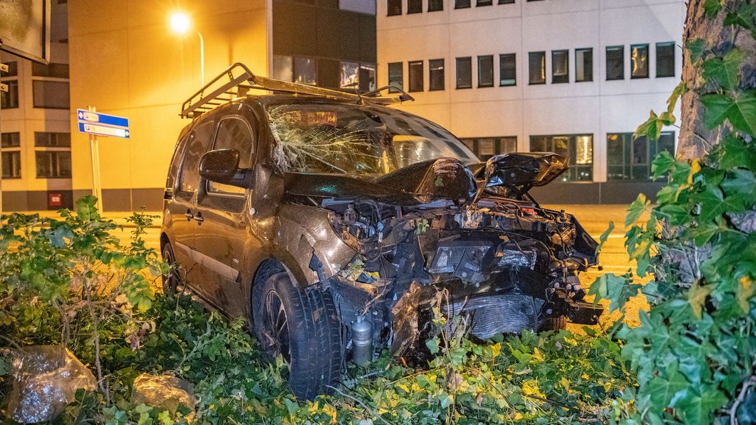 Ravage na botsing bestelbus op middengeleider in Deventer