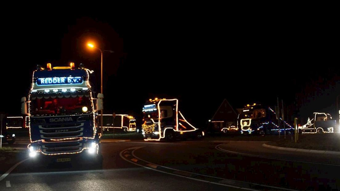 Tientallen verlichte trucks rijden door Overijssel