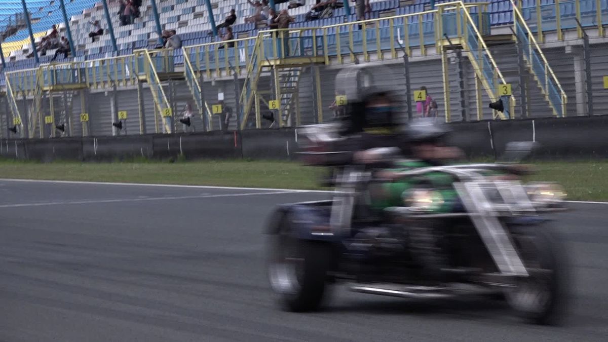 Ruim vijftig kinderen krijgen een ritje achterop de motor op het TT Circuit