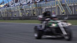 Ruim vijftig kinderen krijgen een ritje achterop de motor op het TT Circuit