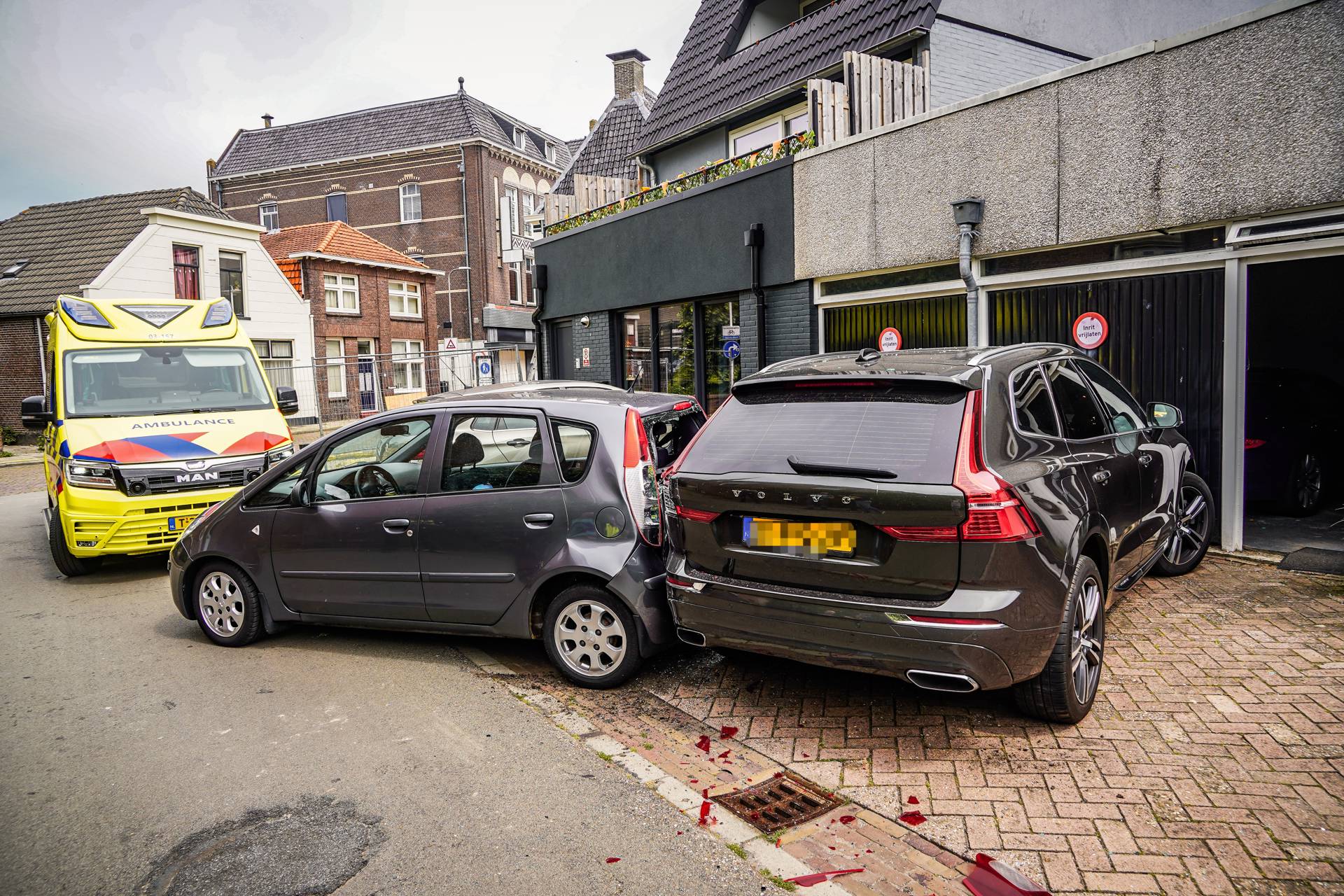 Botsing geparkeerde autos Coevorden.