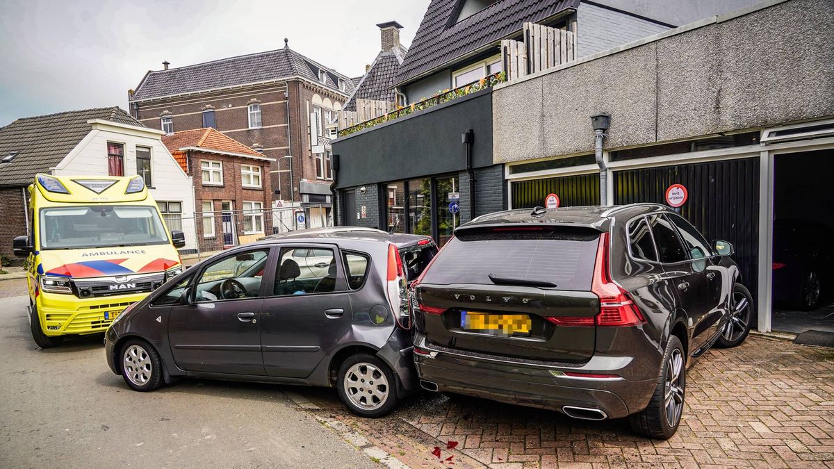 Botsing geparkeerde auto's Coevorden