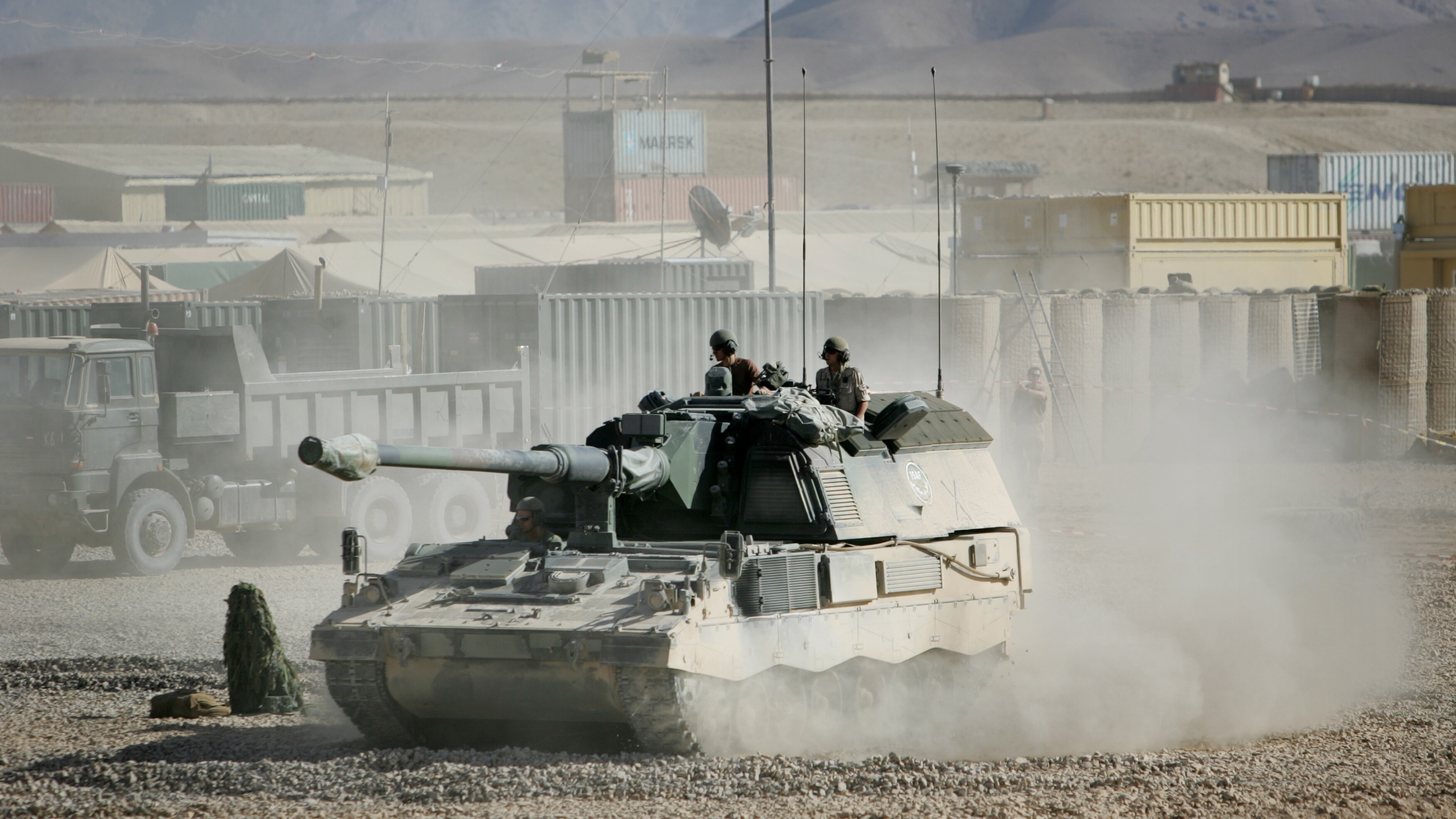 In pantser-houwitzer op it âlde Kamp Holland yn Tarin Kowt, Uruzgan, yn Afganistan