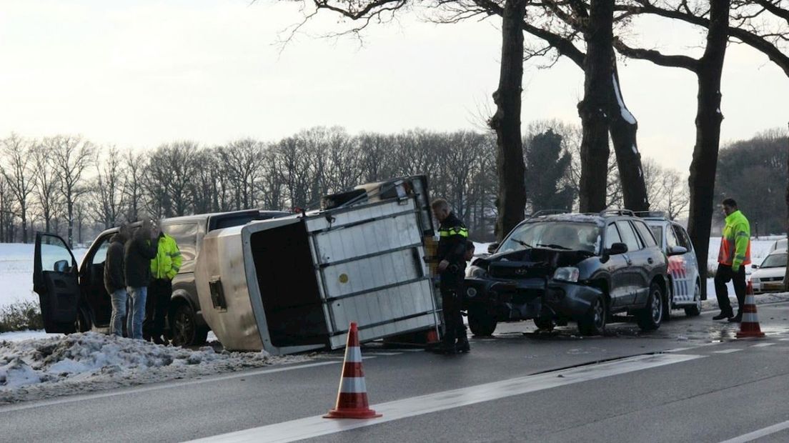 Terreinwagen botst op busje met paardentrailer in Heeten