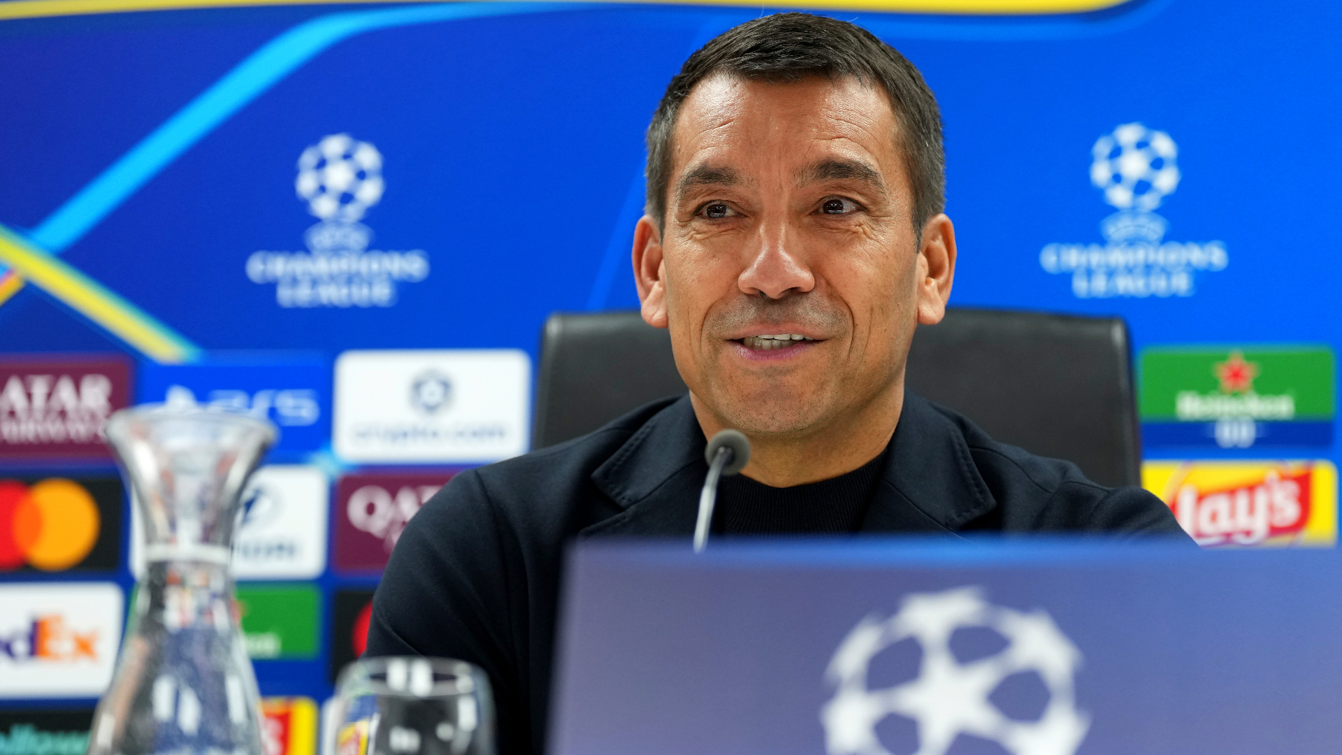Giovanni van Bronckhorst stralend na afloop van Feyenoord-Como