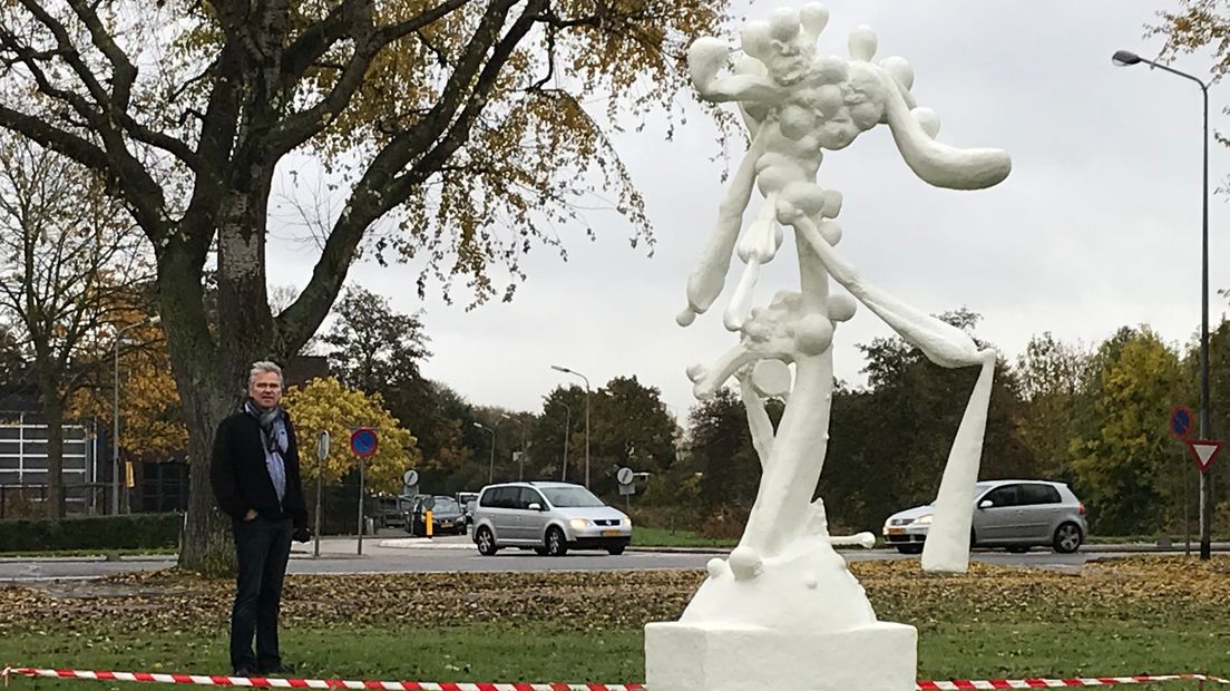 Guy Timmerman bij zijn beeld Netwerk in Vlissingen