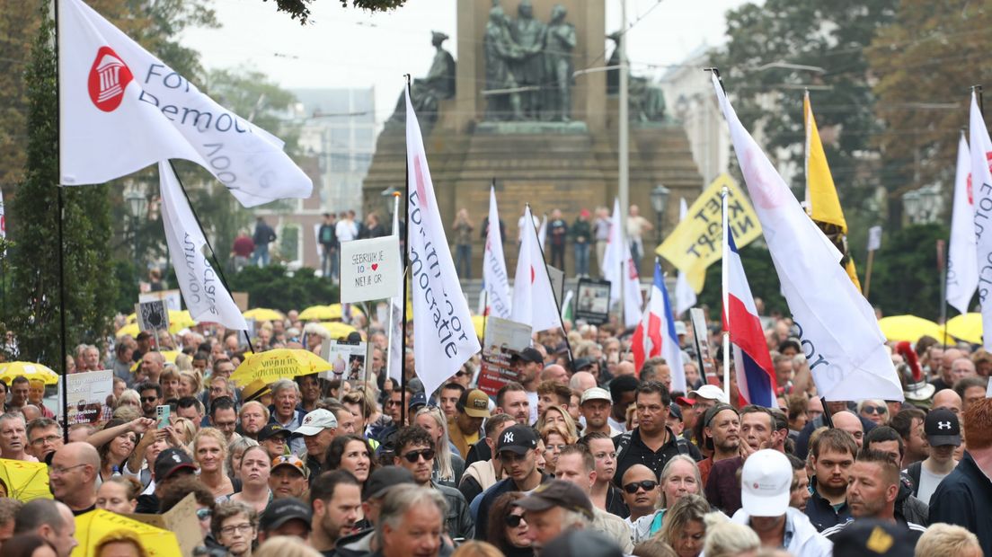 Protestmars tegen coronapas door centrum