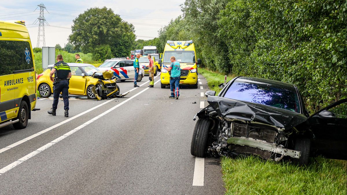 N-weg helemaal dicht na frontale botsing