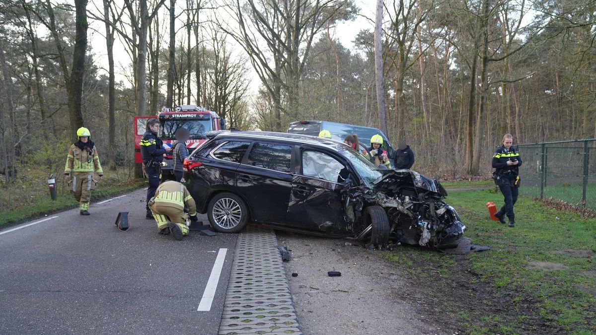 Automobilist gewond na botsing tegen boom in Altweerterheide