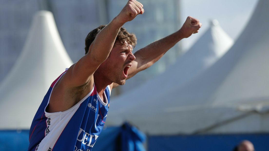 Dirk Boehlé juicht na een gewonnen punt