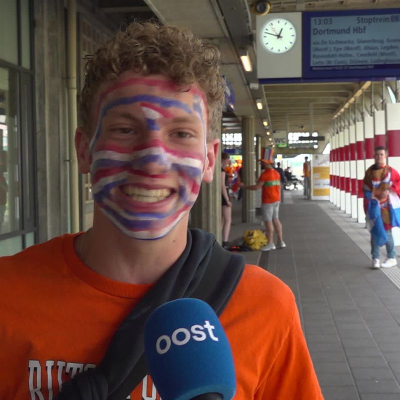 Oranjefans pakken trein op station Enschede 