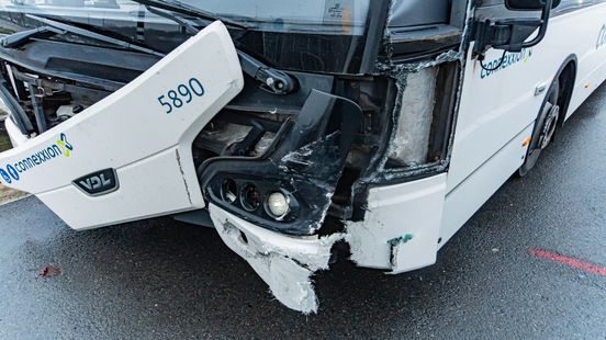 Lijnbus botst op personenauto in Rotterdam-Zuid | Persoon gewond na aanrijding op zebrapad. Lijnbus botst op personenauto in Rotterdam-Zuid | Persoon gewond na aanrijding op zebrapad.