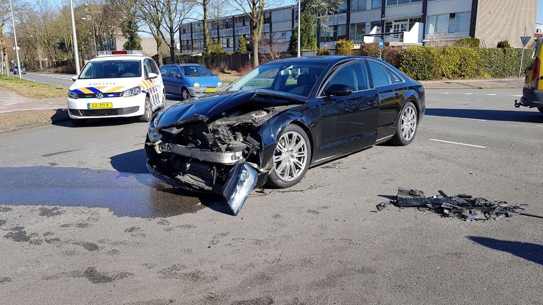 Auto wordt weggeslingerd bij aanrijding in Enschede