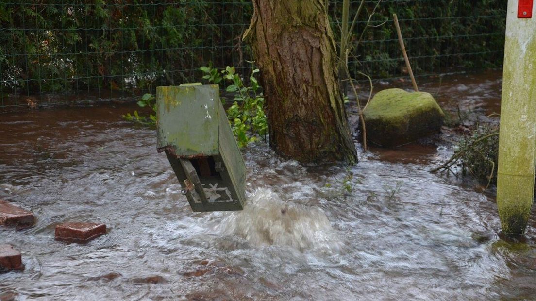 Water spuit de grond uit