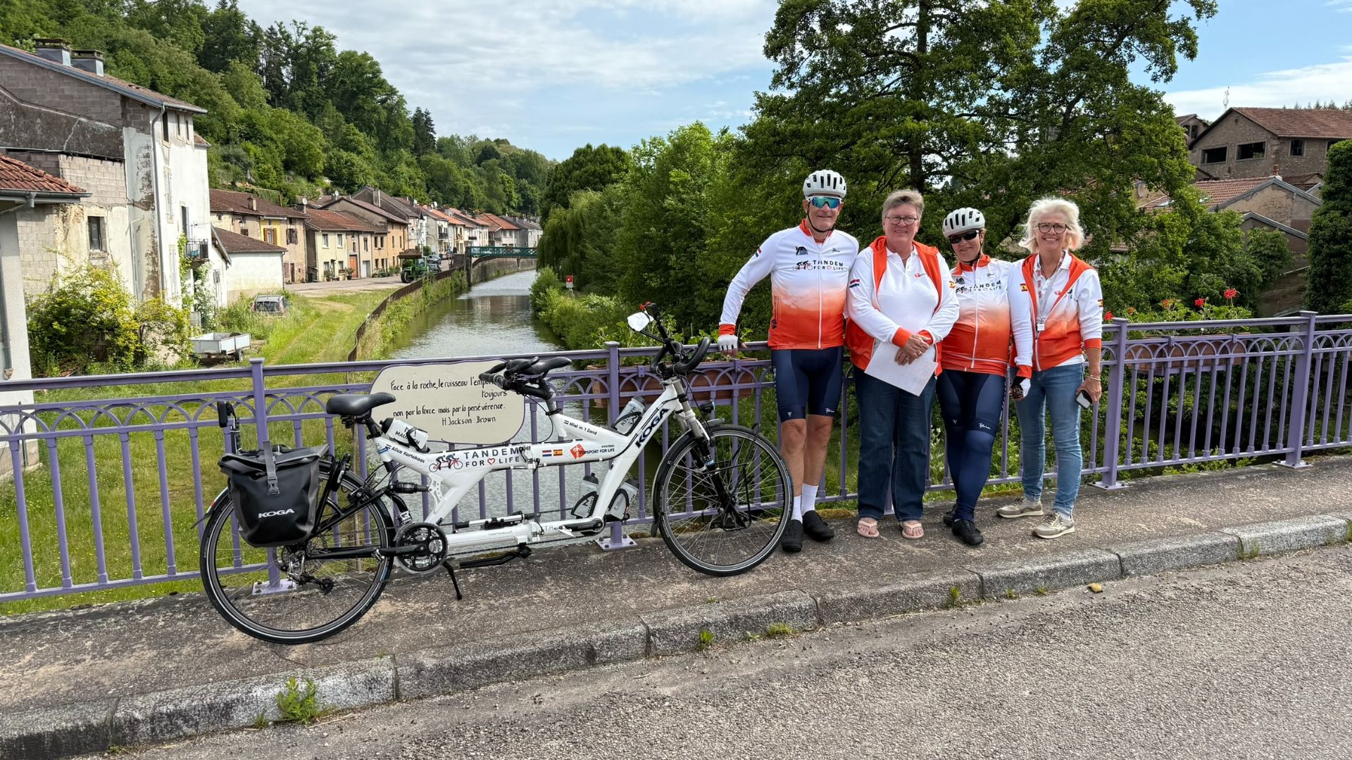 Alice met haar hulp en Miel onderweg.