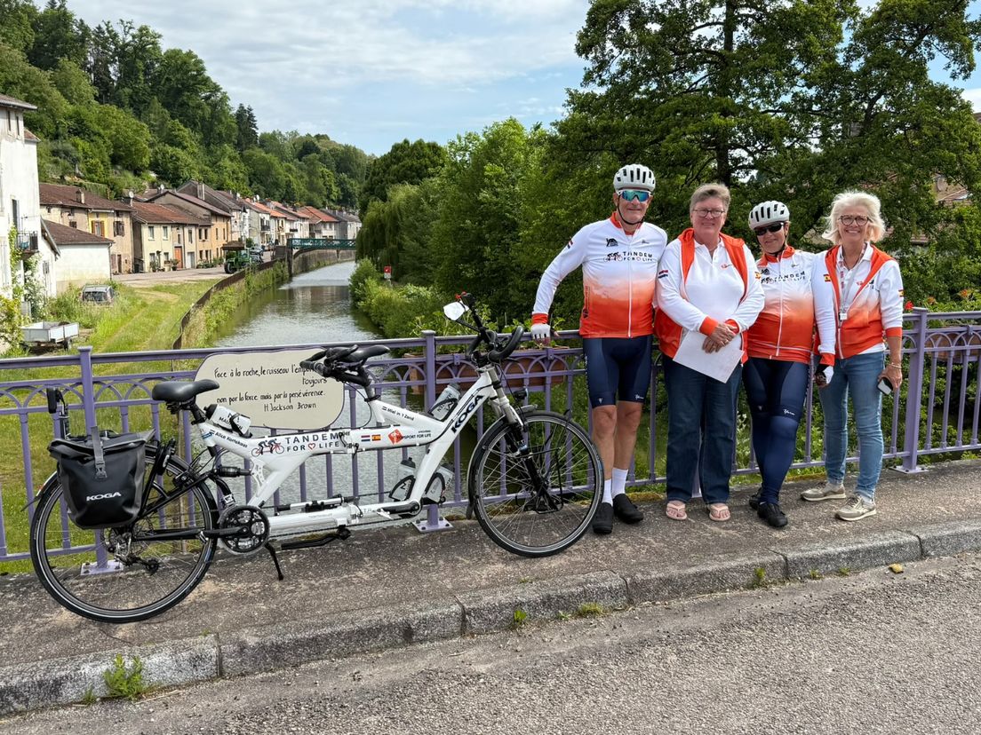 Alice met haar hulp en Miel onderweg.