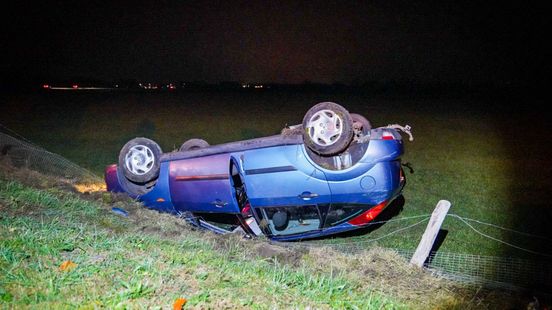 Auto over de kop in Zutphen