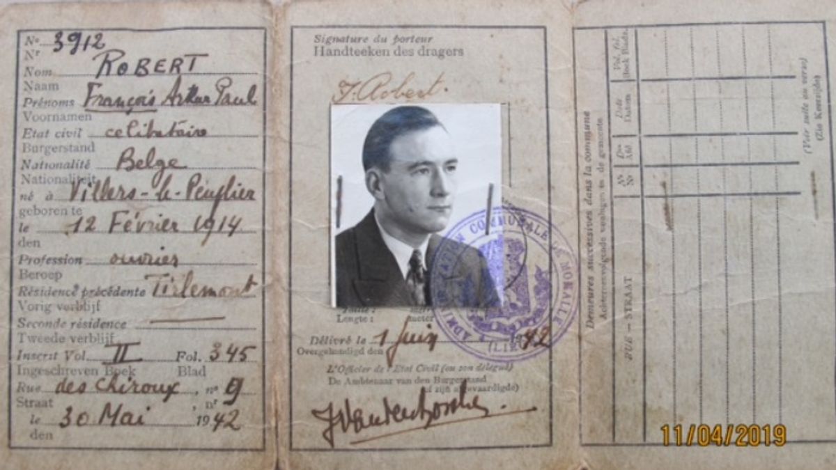 Wie hielp sergeant Robertson nadat zijn bommenwerper was neergehaald?