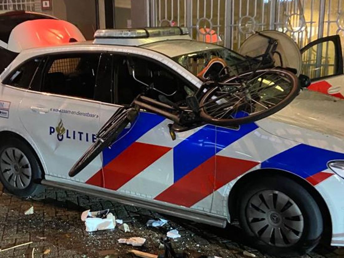 Politieauto's werden belaagd tijdens de rellen